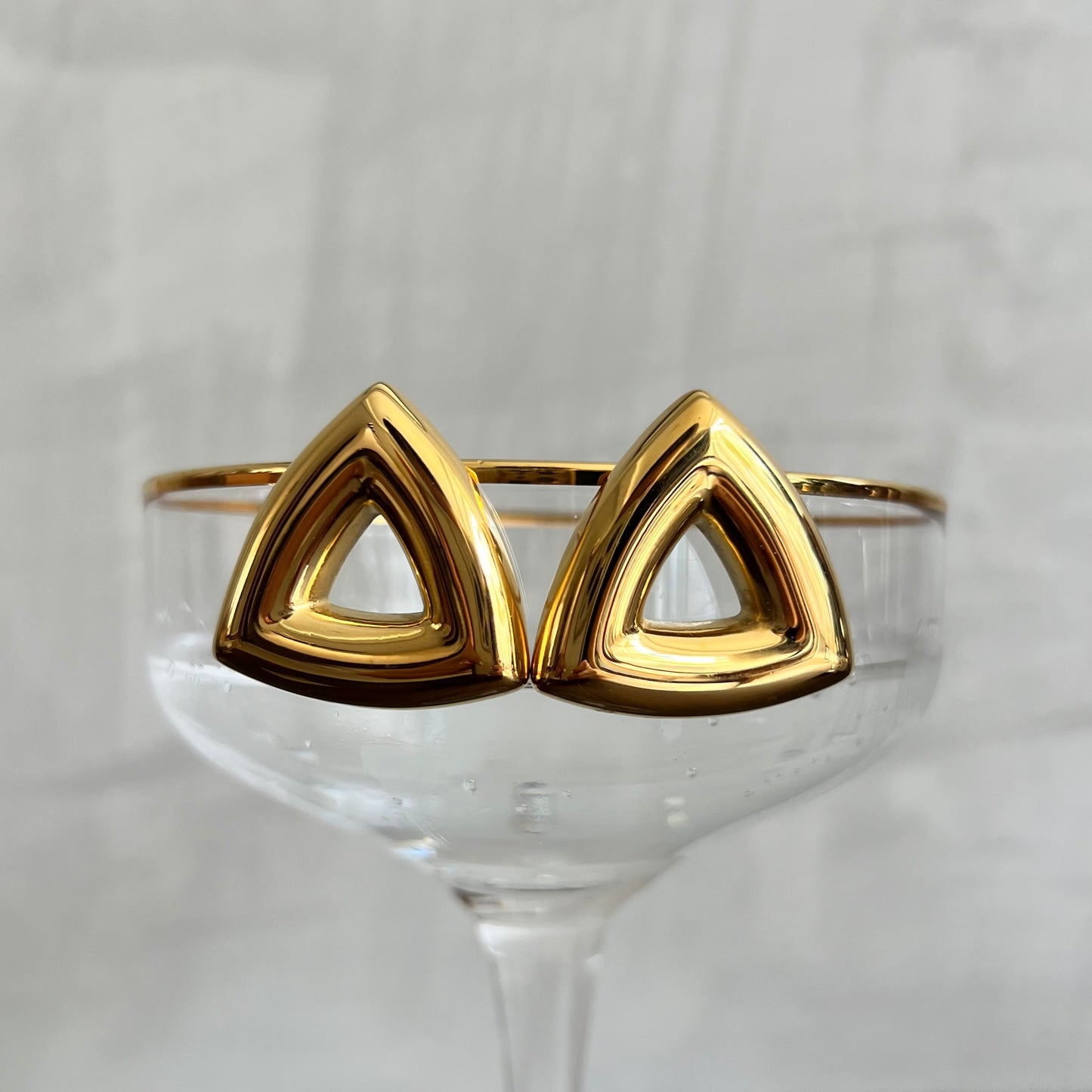 Aretes triangulo dorado.