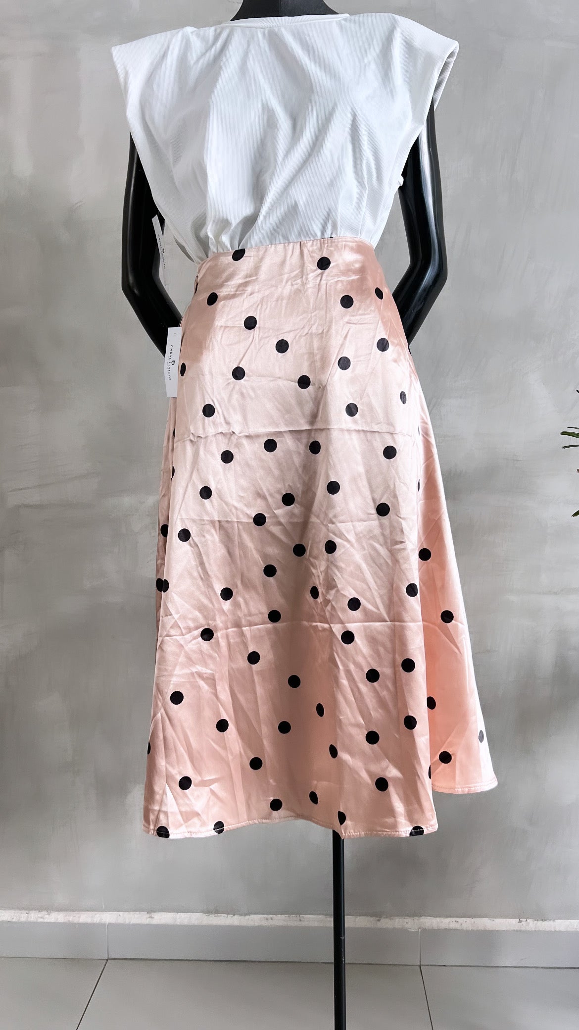 Satin polka dot midi skirt.