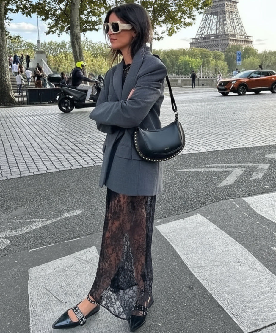 Falda larga de encaje negra.