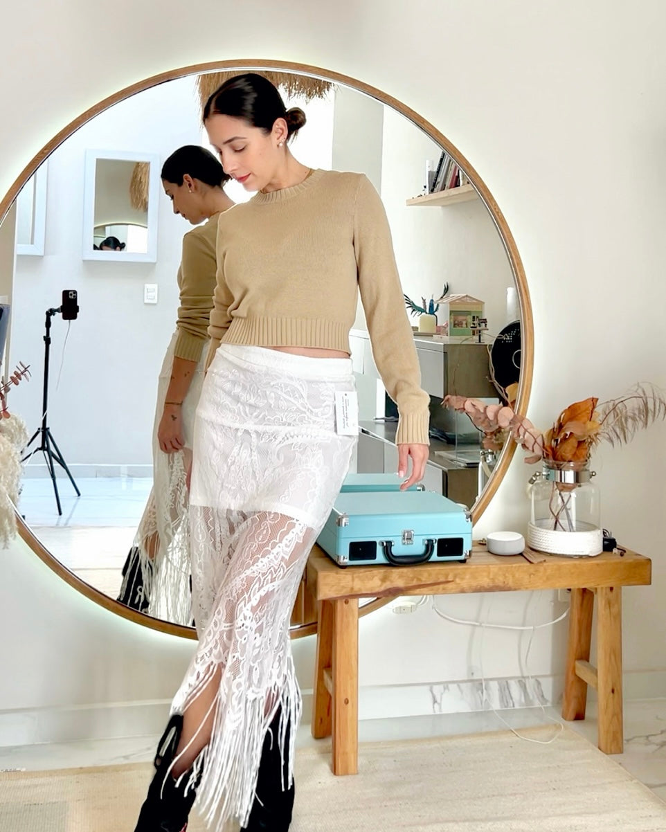 Falda larga de encaje blanca con forro.