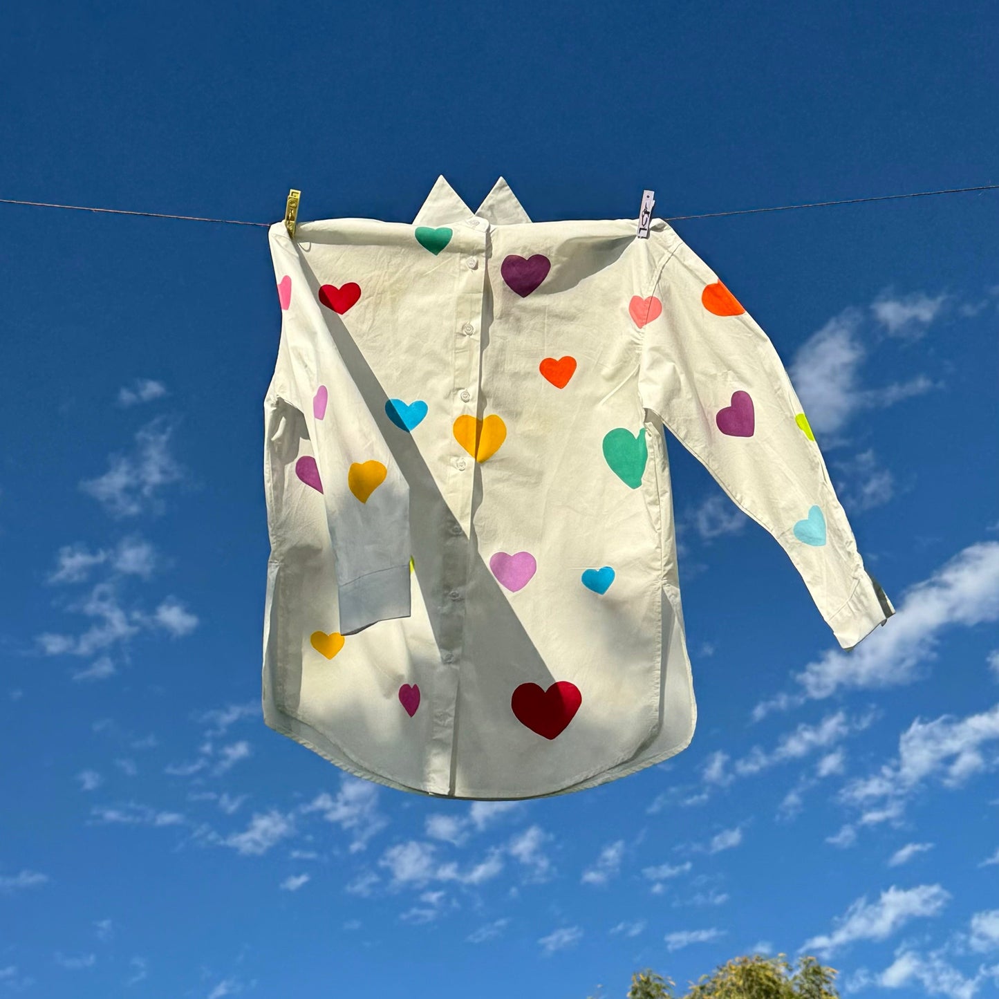 CAMISA CORAZÓNES ARCOÍRIS