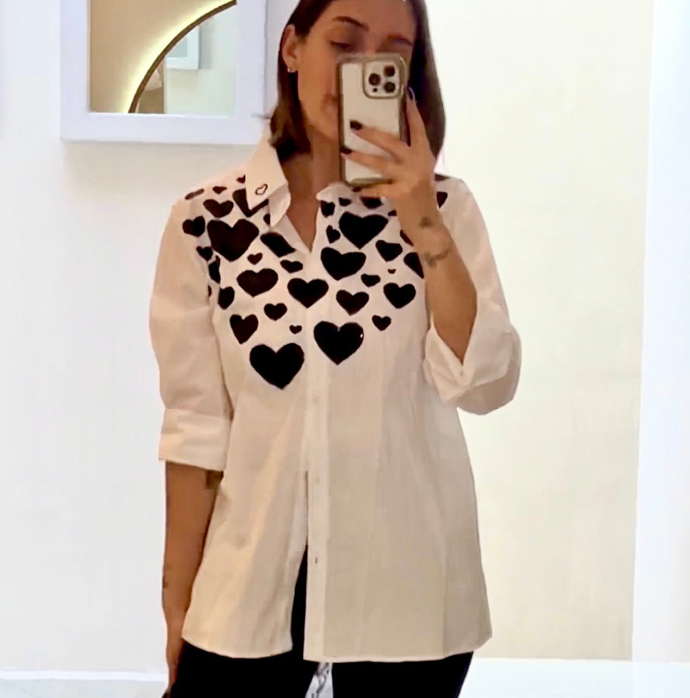 CAMISA CORAZONES NEGROS