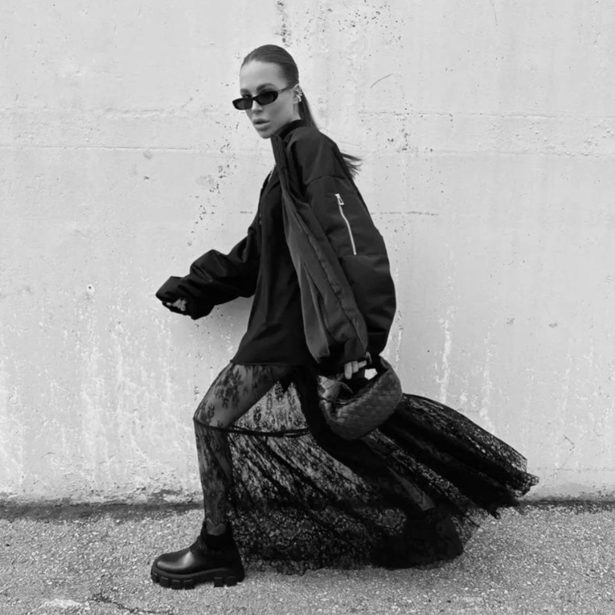 Falda amplia larga de encaje.