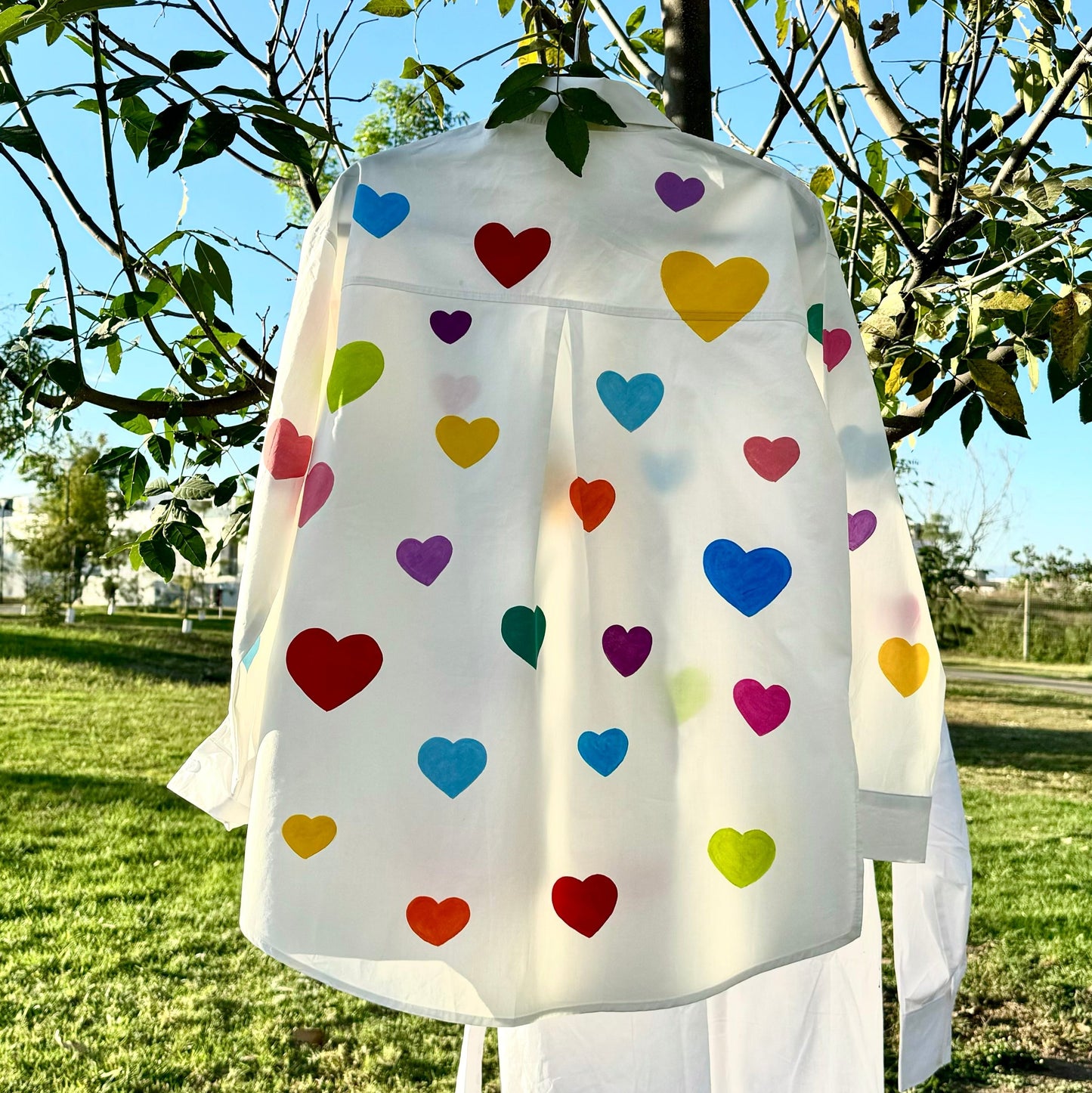 CAMISA CORAZÓNES ARCOÍRIS