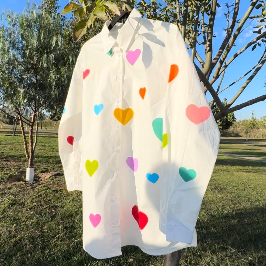 CAMISA CORAZÓNES ARCOÍRIS