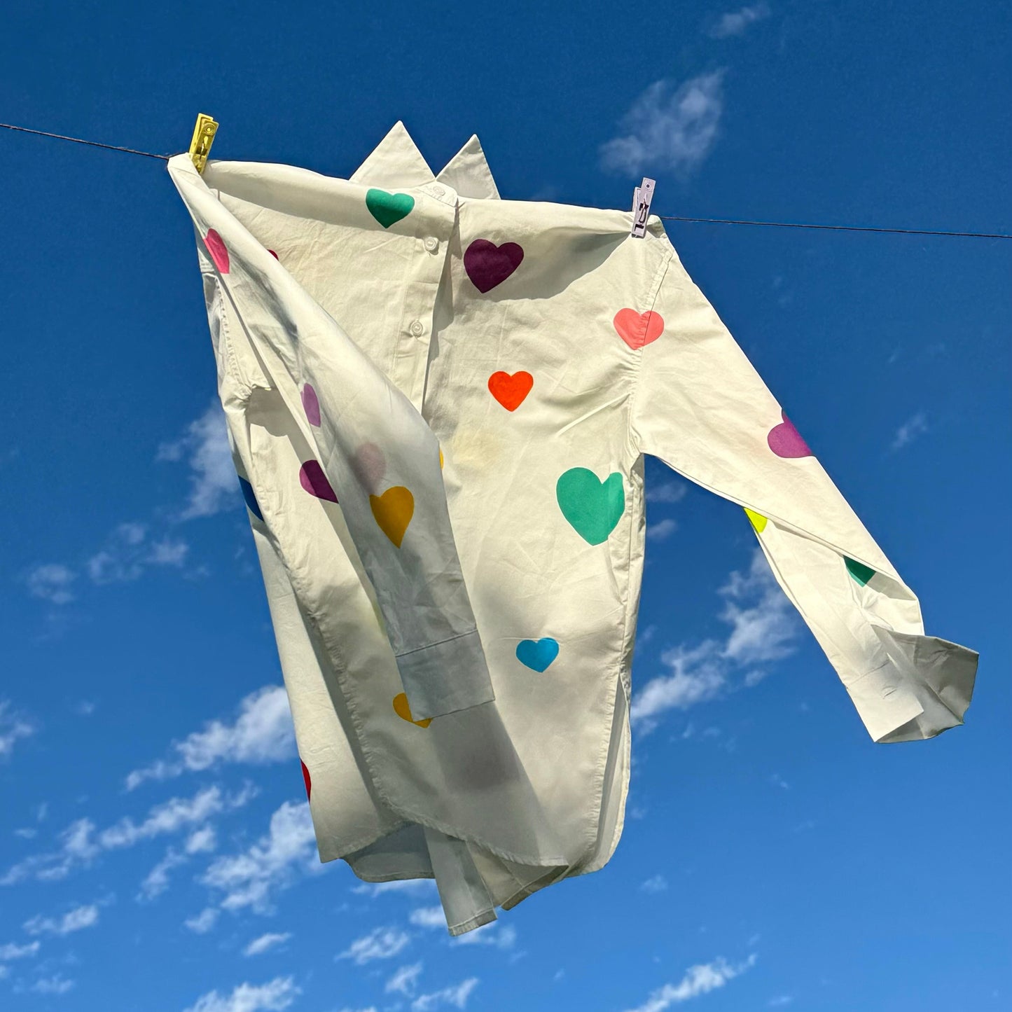 CAMISA CORAZÓNES ARCOÍRIS