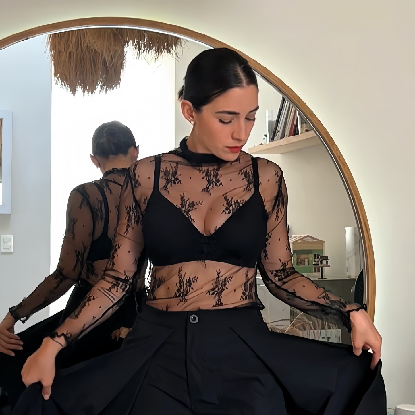 Top negro de encaje semitransparente