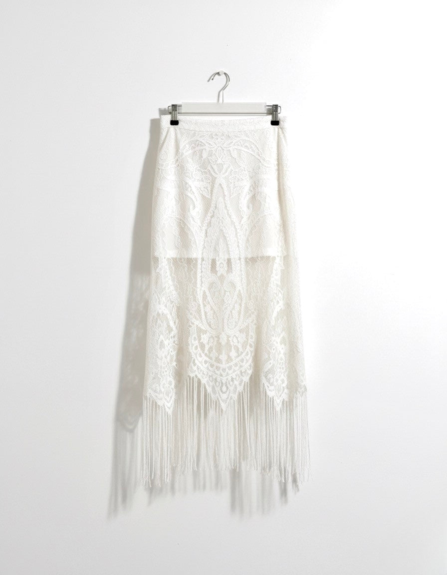 Falda larga de encaje blanca con forro.
