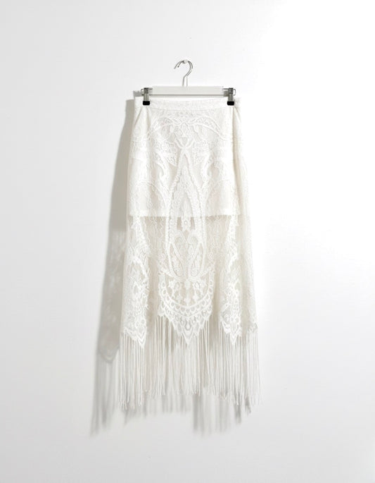 Falda larga de encaje blanca con forro.
