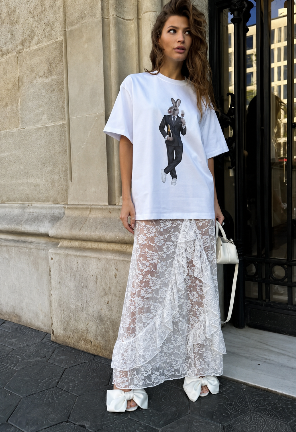 Falda larga de encaje blanca de olanes.