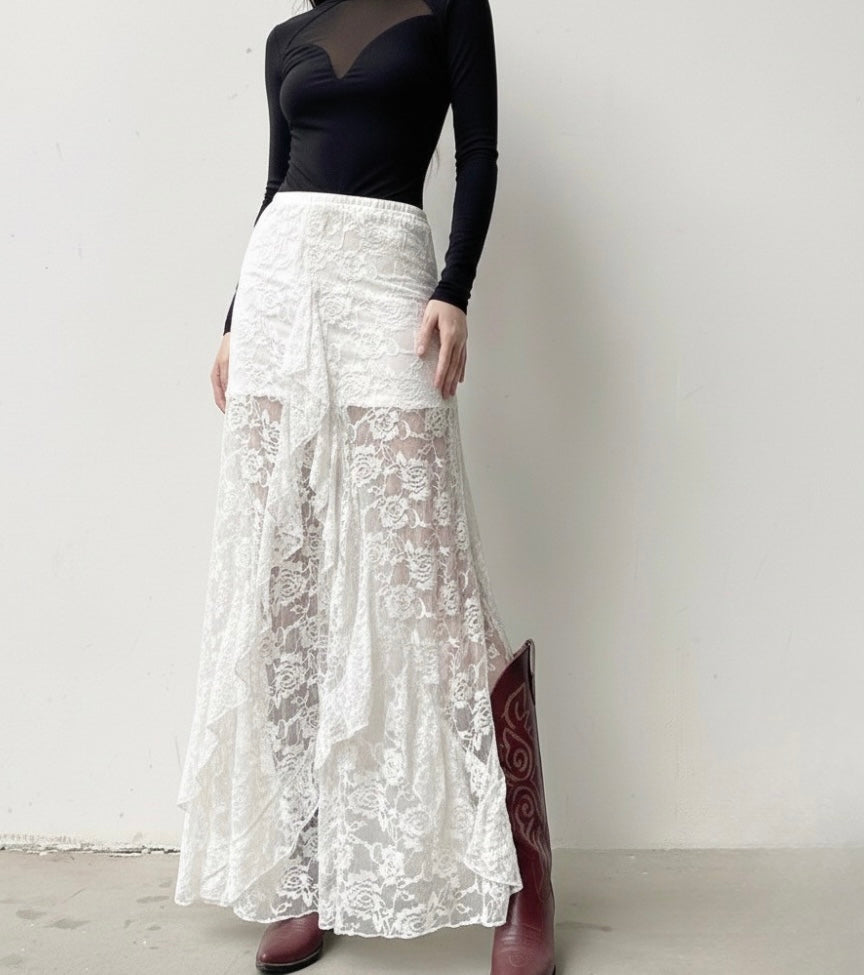 Falda larga de encaje blanca de olanes.