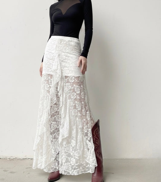 Falda larga de encaje blanca de olanes.
