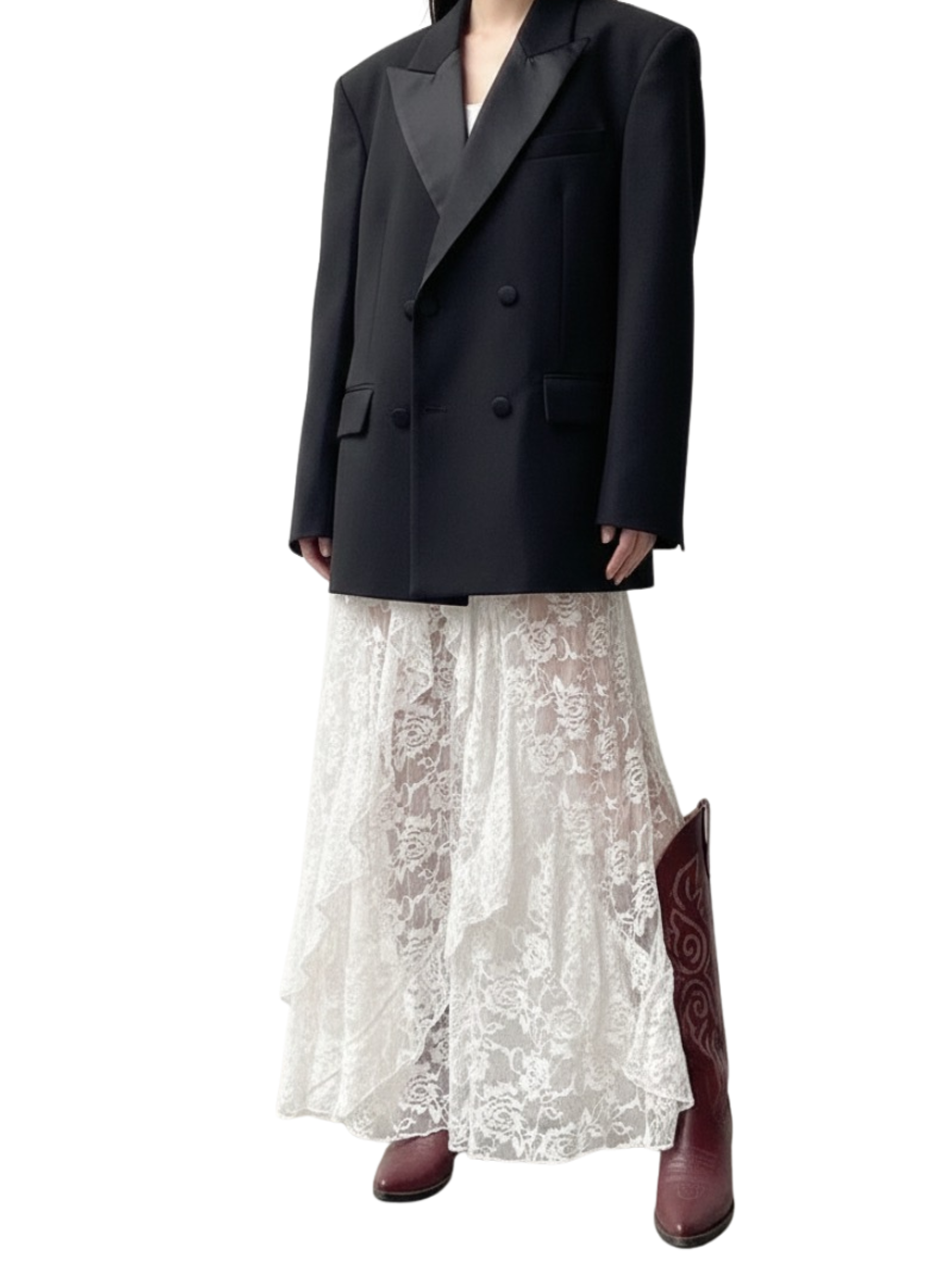 Falda larga de encaje blanca de olanes.