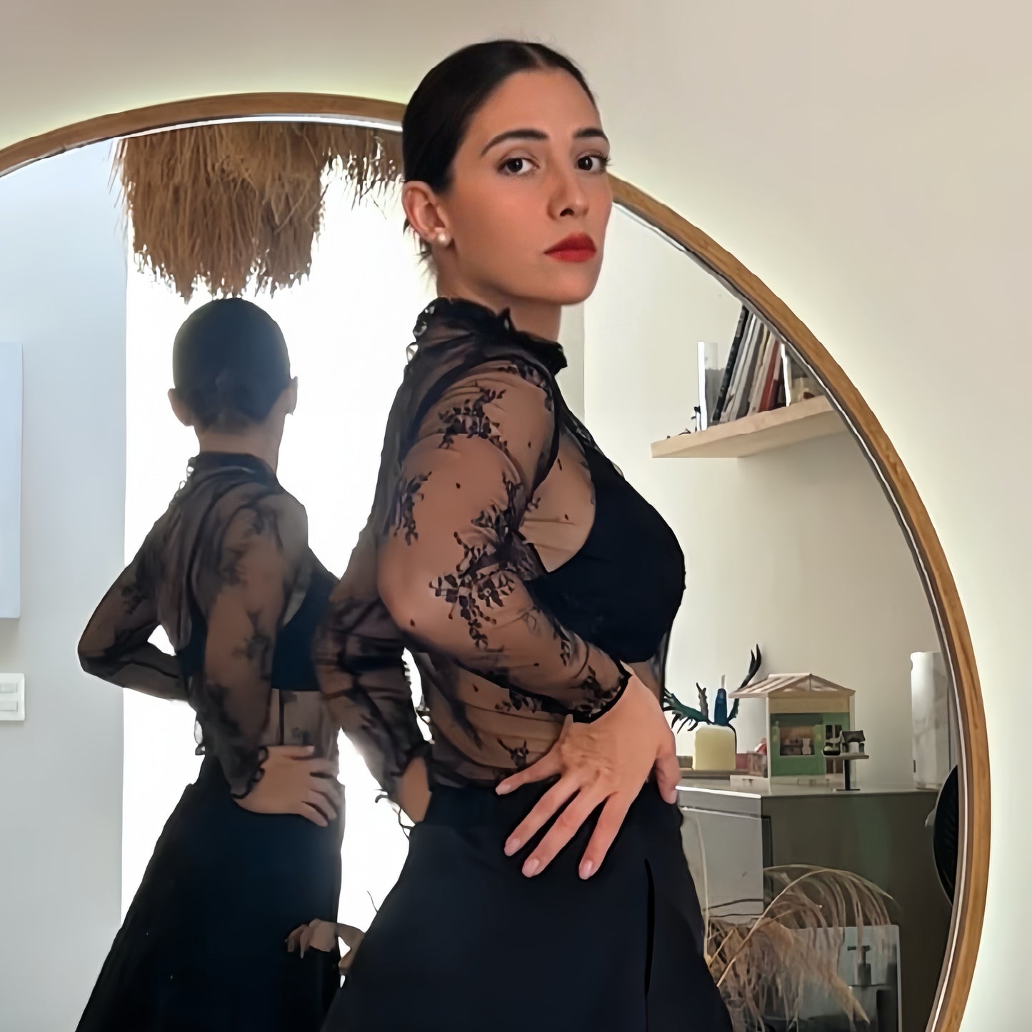 Top negro de encaje semitransparente